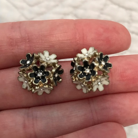 Set of 2 Earrings - Picture 7 of 9